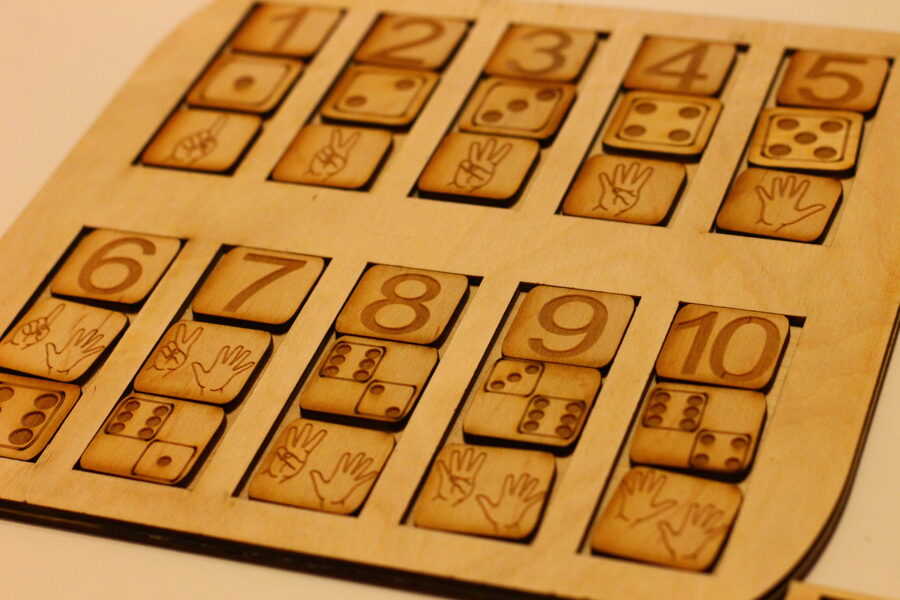 Skaičių dėlionė (3 dalių) su pagrindu